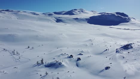 Vista-Aérea-Del-Sendero-Unna-Allakas-En-Un-Paisaje-Cubierto-De-Nieve-En-Las-Montañas-Suecas