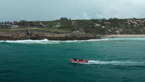 Dron-Panorámico-Disparado-Sobre-Un-Barco-Y-Una-Alineación-De-Surf-En-Tofo,-Mozambique