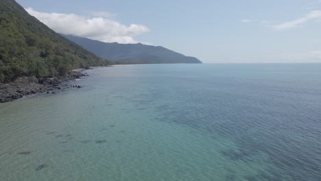 Mar-Azul-Claro-Con-Olas-Suaves-Salpicando-En-La-Costa-Escarpada