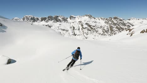 Esquí-De-Travesía-En-Primavera-Con-Impresionantes-Paisajes-Montañosos-En-Los-Alpes