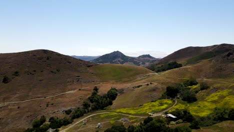 Fliegen-über-Die-Wunderschöne-Landschaft-Rund-Um-San-Luis-Obispo-An-Einem-Schönen-Sonnigen-Tag