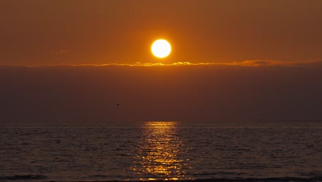 Goldener-Gelb-orangeer-Sonnenuntergang-über-Wolken-Und-Ozean