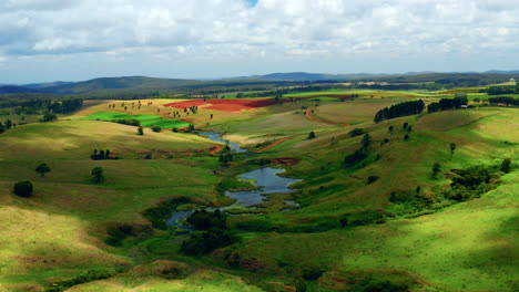 Bäche-Und-üppige-Felder-In-Der-Landschaft-Von-Atherton-Tablelands,-Queensland,-Australien---Drohnenaufnahme-Aus-Der-Luft