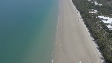Turquoise-Blue-Water-In-The-Ocean-And-Four-Mile-Beach-In-Port-Douglas-QLD,-Australia