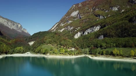 Bergsee-Mit-Blauem-Wasser-In-Den-Italienischen-Alpen-Dolomiten-Mit-Bäumen-Und-Spitzen-Dröhnen-Antenne