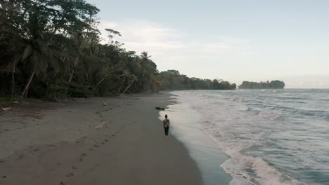 Caminando-Hacia-La-Orilla-Con-Olas-Salpicadas-En-Punta-Mona-Paradise-Beach-En-Costa-Rica