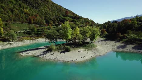 Lago-De-Agua-Azul-De-Montaña-En-Los-Alpes-Italianos-Dolomitas-Con-árboles-Y-Picos-Antena-De-Drones-Bajando