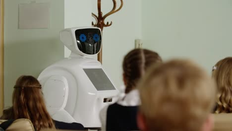 Robot-teacher-futuristic-school-entering-classroom-full-of-students