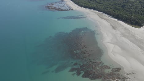 Üppig-Grüne-Bäume-Am-Weißen-Sandstrand-Mit-Wunderschönem-Korallenriff-Unter-Seichtem-Blauem-Meer