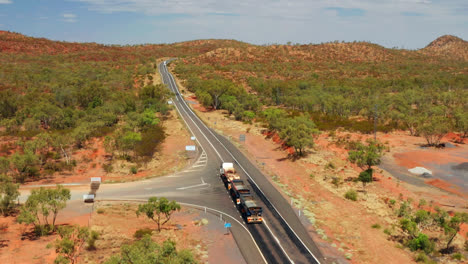 Lastzug-Mit-Drei-Anhängern,-Der-Auf-Der-Autobahn-Im-Outback-Von-Queensland,-Australien,-Fährt