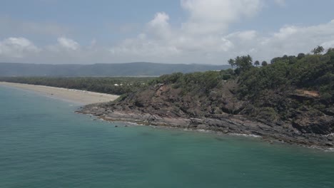 Four-Mile-Beach-With-Clifftop-Lookout-At-Summer-In-Port-Douglas---4-Mile-Beach-In-QLD,-Australia