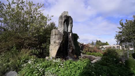 Der-Wasserbrunnen-Der-Statue-Der-Weißen-Jungfrau-Maria