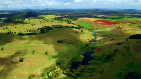 Wolken-Schattieren-Die-Bewegung-In-Den-Grünen-Feldern-Und-Bach-In-Der-Ländlichen-Umgebung-Von-Atherton-In-Qld,-Australien