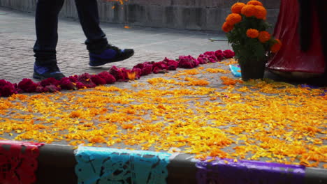 Unerkennbarer-Mann,-Der-Während-Der-Feier-Des-Tages-Der-Toten-In-Mexiko-Gelbe-Cempasuchil-Blütenblätter-Am-Helllichten-Tag-Auf-Einen-Altar-Der-Toten-Legt