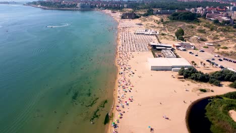 4k-Avanzando-Clip-De-Drones-Sobre-Una-Exótica-Playa-De-Arena-Dorada-En-Sunny-Beach,-Bulgaria