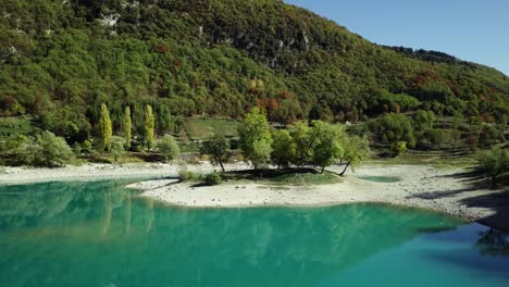 Lago-De-Agua-Azul-De-Montaña-En-Los-Alpes-Italianos-Dolomitas-Con-árboles-Y-Picos-Drone-órbita-Aérea-Alrededor