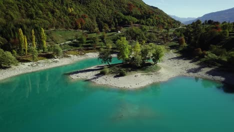 Lago-De-Agua-Azul-De-Montaña-En-Los-Alpes-Italianos-Dolomitas-Con-árboles-Y-Picos-Aéreos-De-Drones