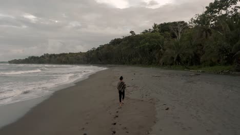 Hombre-Corriendo-Y-Caminando-En-La-Playa-Dejando-Huellas-En-La-Arena-En-Punta-Mona,-Costa-Rica