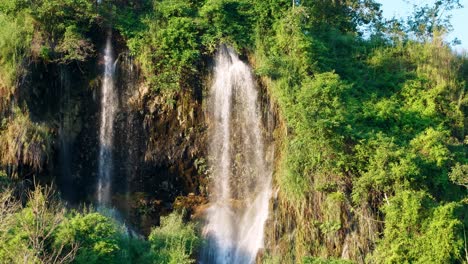 Der-Natürliche-Wasserfall,-Der-Den-Berg-Hinunterfließt,-Wird-Von-Der-Abendsonne-Beleuchtet