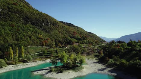 Bergsee-Mit-Blauem-Wasser-In-Den-Italienischen-Alpen-Dolomiten-Mit-Bäumen-Und-Spitzen-Drohne-Fliegen-Durch-Die-Luft