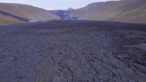 Campo-De-Lava-Negra-Después-De-La-Erupción-Del-Volcán-Fagradalsfjall-Durante-El-Día-En-Reykjavik,-Islandia