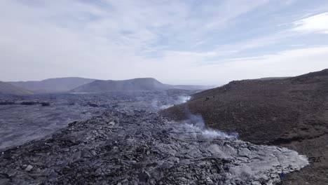 Campo-De-Lava-Basáltica-En-El-Valle-De-Natthagi-De-La-Erupción-Volcánica-Del-Monte-Fagradalsfjall-En-Islandia