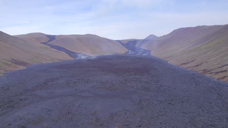 Valle-De-Natthagi-Cubierto-De-Lava-Fundida-Negra-Debido-A-La-Erupción-Del-Volcán-Fagradalsfjall-En-Islandia