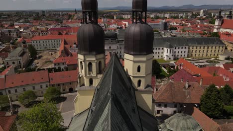 Blick-Auf-Die-Stadt-Trnava-Von-Oben-Durch-Kirchtürme