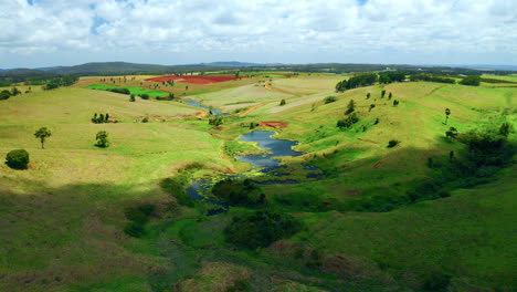 Sombra-De-Nubes-Sobre-Pantanos-En-Medio-De-Un-Paisaje-Verde-En-Las-Mesetas-De-Atherton,-Queensland,-Australia