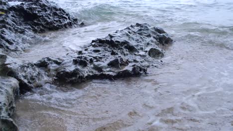 Schaumige-Wellen,-Die-An-Der-Felsigen-Küste-In-Der-Stadt-Aloguinsan-Auf-Cebu,-Philippinen,-Schwappen