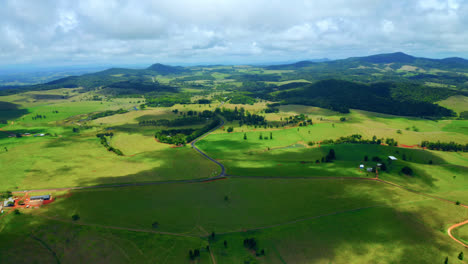 Panoramablick-Auf-Die-Landschaft-Mit-Grünen-Feldern-Und-Bergen-In-Atherton-Tablelands,-Queensland,-Australien---Drohnenaufnahme-Aus-Der-Luft