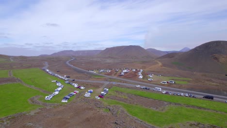 Vista-Aérea-De-Vehículos-Estacionados,-Valle-De-Geldingadalir-En-Islandia---Disparo-De-Drones
