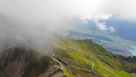 Antenne:-Bergrücken-Zwischen-Wolken-In-Den-Schweizer-Alpen