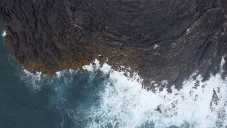 Luftaufnahme-Eines-Felsigen-Strandes-Vulkanischen-Ursprungs,-Der-Vom-Meer-Mit-Wellen-Umspült-Wird,-Insel-El-Hierro,-Pozo-De-Las-Calcosas