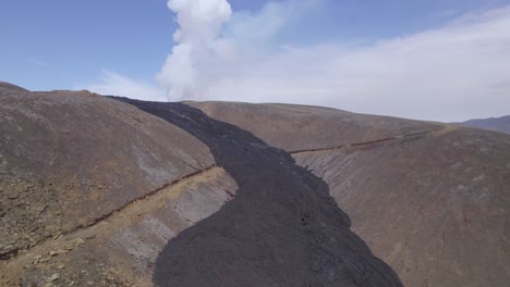 Lava-Fundida-Negra-En-El-Valle-De-Natthagi-Debido-A-La-Erupción-Del-Volcán-Geldingadalir-En-Islandia