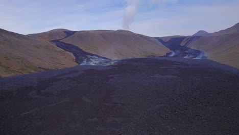 Vapor-Que-Sale-De-Las-Fisuras-De-La-Erupción-Del-Volcán-Geldingadalir-En-La-Península-De-Reykjanes,-Islandia