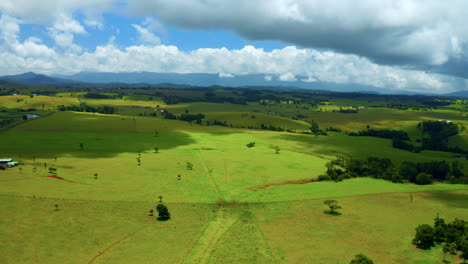 Vista-Panorámica-De-Las-Llanuras-Verdes-Contra-El-Cielo-Con-Nubes-En-Las-Mesetas-De-Atherton,-Qld-Australia