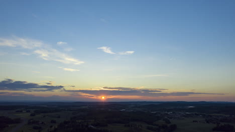 Panning-Hyperlapse-Von-Wolken,-Die-Sich-über-Die-Landschaft-Bewegen,-Sommersonnenuntergang-In-Südnorwegen