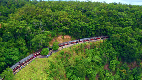 Mehrere-Touristen-Steigen-Aus-Dem-Zug-Der-Kuranda-Scenic-Railway-Aus,-Um-Die-Barron-Gorge-In-Tablelands-In-Der-Nähe-Von-Cairns-In-Queensland,-Australien,-Zu-Sehen