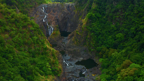 Steile-Felsige-Berge-Mit-Fließendem-Fluss-Im-Tropischen-Regenwald-In-Kuranda,-Cairns,-Qld-Australien
