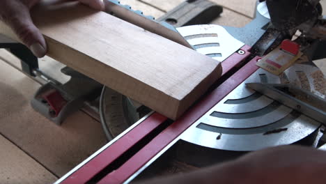Setting-up-wood-piece-on-electric-saw