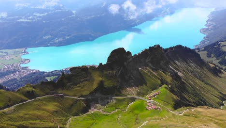 Antena:-Cresta-De-La-Montaña-En-Los-Alpes-Suizos-Por-Encima-De-Un-Lago