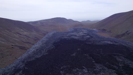 Vista-Aérea-De-Lava-Solidificada-En-El-Valle-Debido-A-La-Erupción-De-Geldingadalir-En-Islandia