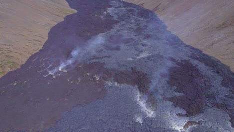 Vulkandampf-Des-Basaltischen-Lavafeldes-Vom-Berg-Fagradalsfjall-Im-Natthagi-Tal-In-Island