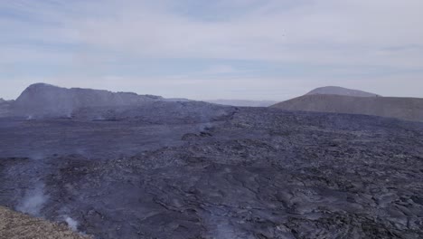 Amplio-Campo-De-Lava-Humeante-Durante-La-Erupción-Volcánica,-Valle-De-Geldingadalir,-Islandia---Toma-Aérea-De-Drones