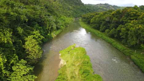 Rio-Yaque-Del-Norte-Luftaufnahme-Mit-Einer-Kleinen-Insel-Und-Bäumen,-Natur-Und-Tierwelt