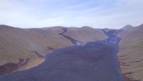 Vista-Aérea-Del-Humeante-Campo-De-Lava-Basáltica-Del-Monte-Fagradalsfjall-En-Islandia