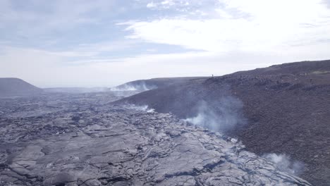 Humo-Saliendo-Del-Campo-De-Lava-Caliente-En-El-Volcán-Geldingadalir-En-Islandia