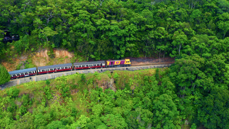 Atracción-Turística-Con-El-Ferrocarril-Panorámico-Kuranda-En-Cairns,-Queensland,-Australia