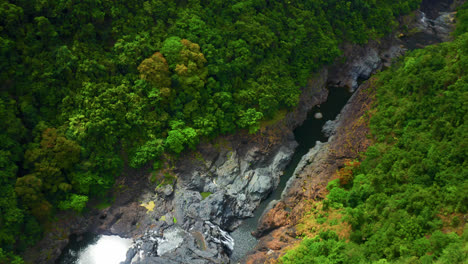 Fliegen-Sie-über-Einen-Felsigen-Fluss-Mit-Tropischem-Regenwald-In-Kuranda-In-Der-Nähe-Von-Cairns,-Qld-Australien